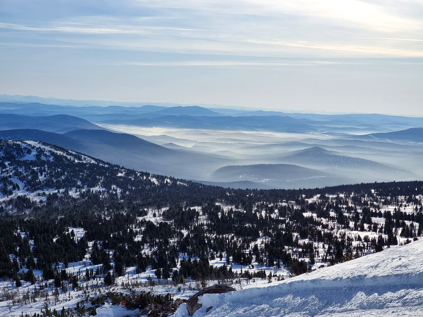 Панорама долины Шерегеша в дымке